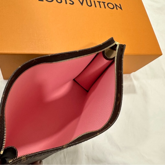 New Louis Vuitton 2024 Toiletry 26 pouch Toilet Pouch M47195 - Picture 6 of 7